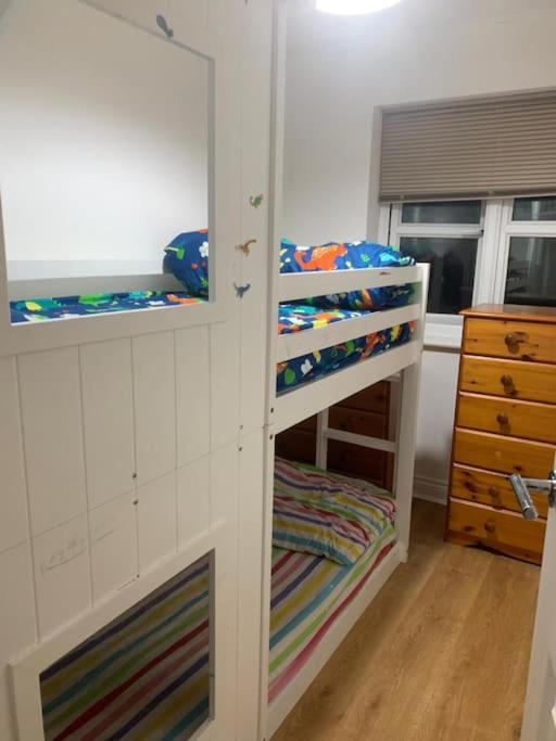 3 Bedroom Home Near Windsor Castle, Legoland, & Heathrow Slough Kültér fotó